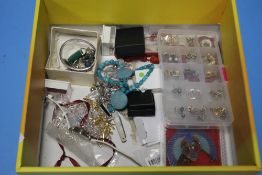A TRAY OF ASSORTED COSTUME JEWELLERY