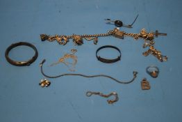 A QUANTITY OF SILVER AND WHITE METAL JEWELLERY TO INCLUDE A CHARM BRACELET