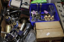 A TRAY OF COLLECTABLES AND METALWARE TO INCLUDE A KODAK BROWNIE VECTOR CAMERA (TRAY NOT INCLUDED)