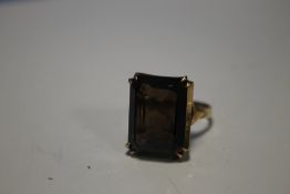 A 9 CT GOLD DRESS RING WITH BROWN STONE