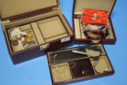 A COLLECTION OF ASSORTED COSTUME JEWELLERY
