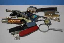 A WOODEN BOWL OF COLLECTABLES TO INCLUDE A DUNHILL LIGHTER AND A SELECTION OF PEN KNIVES