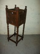 AN ANTIQUE OAK PLANT STAND WITH BARLEY TWIST DETAIL