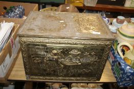 A BRASS EFFECT COALBOX TOGETHER WITH A QUANTITY OF METALWARE TO INCLUDE A COPPER KETTLE AND OTHER