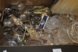 A TRAY OF GLASSWARE AND METALWARE (TRAY NOT INCLUDED)