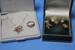 A CHILD'S 9 CT GOLD RING TOGETHER WITH A NECKLACE AND A QUANTITY OF EARRINGS, WEIGHABLE GOLD 2.1 g