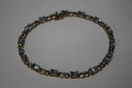 A 9 CT GOLD AQUAMARINE AND DIAMOND CHIP BRACELET, approx. length 20 cm