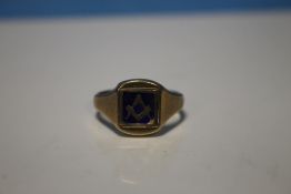 A 9 CT GOLD MASONIC SIGNET RING WITH SWIVEL FRONT, W 7 g
