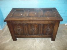 AN ANTIQUE OAK BLANKET CHEST / COFFER