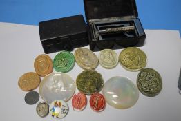 A TRAY OF COLLECTABLES TO INCLUDE A RAZOR IN BAKELITE BOX AND A QUANTITY OF SEALS IN ANTIQUE STYLE