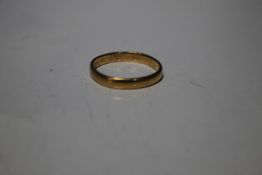 A 22 CT GOLD WEDDING BAND, 2.74 g