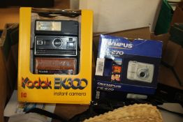 A TRAY OF CAMERAS TO INCLUDE POLAROID 104, KODAK ETC.