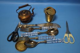 A MINIATURE COPPER KETTLE AND A QUANTITY OF GLASS HANDLED SALAD SERVERS ETC.