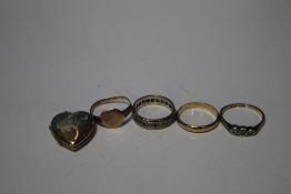 FOUR 9 CT GOLD RINGS TO INCLUDE A SIGNET RING AND A WEDDING BAND, AND A 9 CT GOLD HEART SHAPED
