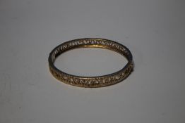 A VINTAGE LADIES 9 CT GOLD HINGE BANGLE WITH BARK EFFECT FINISH, W 19.55 g