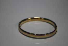 A 9 CT GOLD BANGLE, W 6.9 g