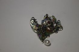 A LARGE SILVER PLIQUE-A-JOUR CLEOPATRA BROOCH / PENDANT SET WITH A SUSPENDED PEARL, AMETHYST, RUBIES