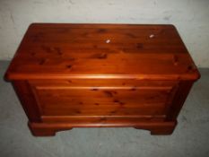 A SOLID PINE DUCAL BLANKET CHEST / OTTOMAN