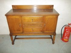 A 1940S OAK SIDEBOARD, H 92 cm, L 122 cm, W 51 cm