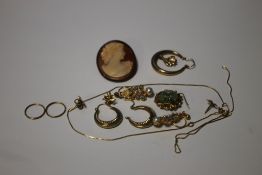 A QUANTITY OF GOLD AND YELLOW METAL JEWELLERY TO INCLUDE A CAMEO BROOCH