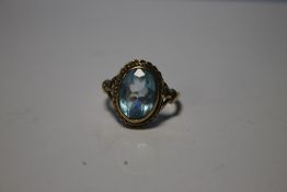 A 9 CT GOLD RING WITH A BLUE STONE