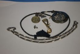 A QUANTITY OF ASSORTED COSTUME JEWELLERY