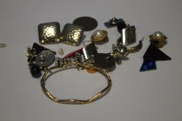 A QUANTITY OF MAINLY COSTUME JEWELLERY TO INCLUDE A 9 CT GOLD BANGLE