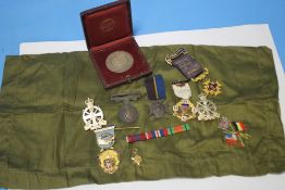 A QUANTITY OF MILITARY INTEREST COLLECTABLES, to include miniature medals, badges etc. and masonic