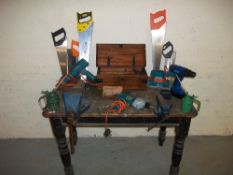 A SCRUB TOP TABLE AND A RECORD NO. 34 ENGINEER'S VICE WITH A SMALLER VICE, ELECTRICAL TOOLS, TOOL