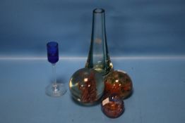 A SMALL COLLECTION OF GLASS TO INCLUDE PAPERWEIGHTS