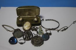 A COLLECTION OF HALLMARKED SILVER AND WHITE METAL TO INCLUDE BROOCHES