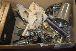 A TRAY OF METALWARE TO INCLUDE FLATWARE