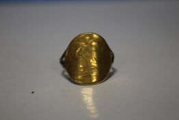 A HALF SOVEREIGN RING (COIN IS AN INTEGRAL PART OF THE RING AND BADLY WORN), W 4.6 g