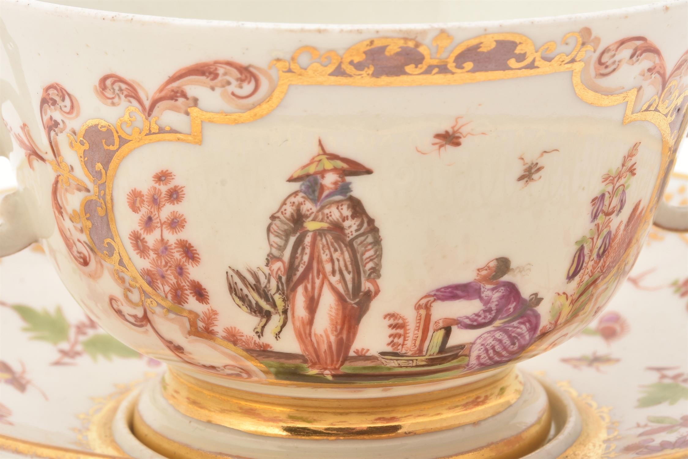 A Meissen chinoiserie two-handled ecuelle and stand - Image 2 of 4