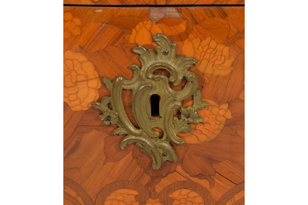 A Louis XV tulipwood and specimen marquetry serpentine commode, circa 1760 - Image 4 of 7