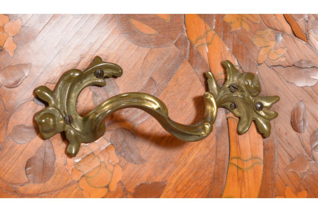 A Louis XV tulipwood and specimen marquetry serpentine commode, circa 1760 - Image 5 of 7
