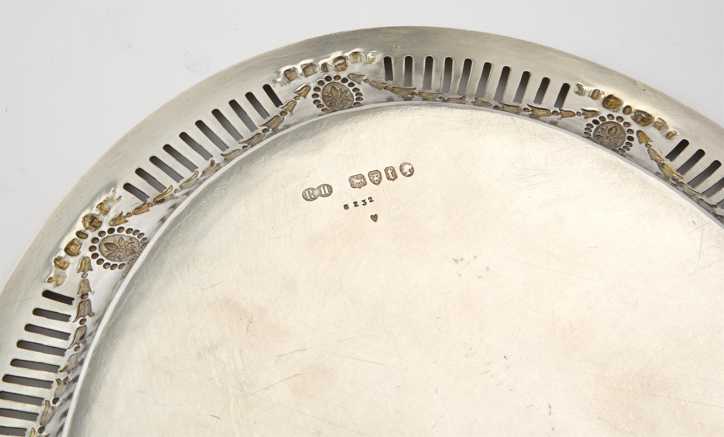 Y A matched Victorian frosted silver gilt oval tea service in Adam style - Image 4 of 4