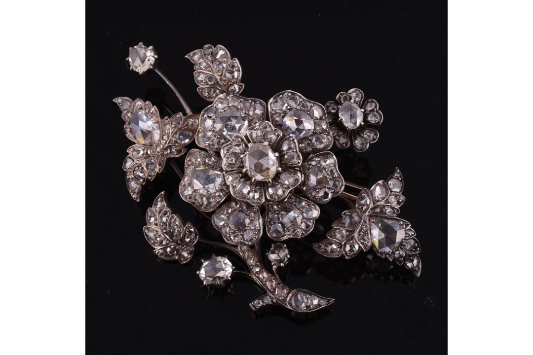 A Victorian floral spray brooch - Image 1 of 2