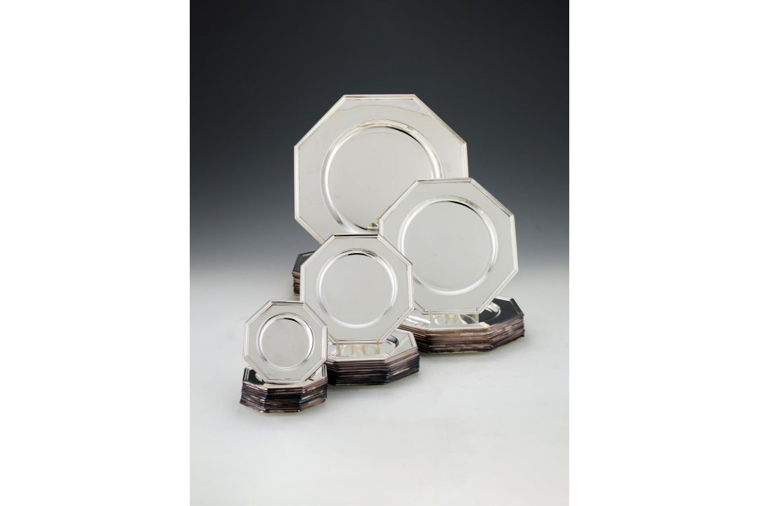A modern Italian silver coloured octagonal table service of plates by Bruno e Cesare Zaramella e Fig - Image 1 of 2