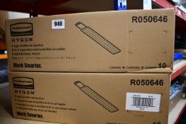 Two boxes of ten Rubbermaid Hygen Microfiber Wet Mops with scrubbers 40 cm (R050646).