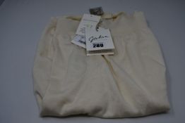 One lady's Givlivs Artermide cashmere long sleeve sweater in white (S).