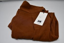 A pair of as new Uterque trousers (M).