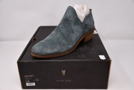 A pair of as new Fyre Carson Shootie shoes (7.5).