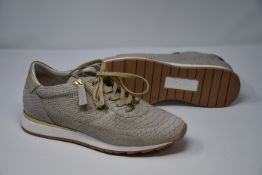 A pair of as new DL Sport Schub runners (EU 40).