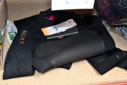 One lady's as new Roxy 3/2mm Performance - chest zip wetsuit in black (6, ERJW103031).