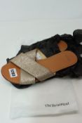 One pre-owned Stuart Weitzman slippers (Size unknown. RW79189 10M).