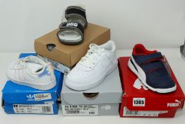 One kid's as new PUMA Stepfleex 2 Sl V Inf Low-Top Sneakers size UK 8 (190115-08). One kid's as