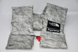 One as new The North Face paperdown scarf (NF0A3FM28YJ-OS).