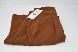 A pair of as new Uterque trousers (M).