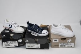 One boxed Converse Navy All Star unisex trainers toddler (Model: 2502315870. Size: 7. Box